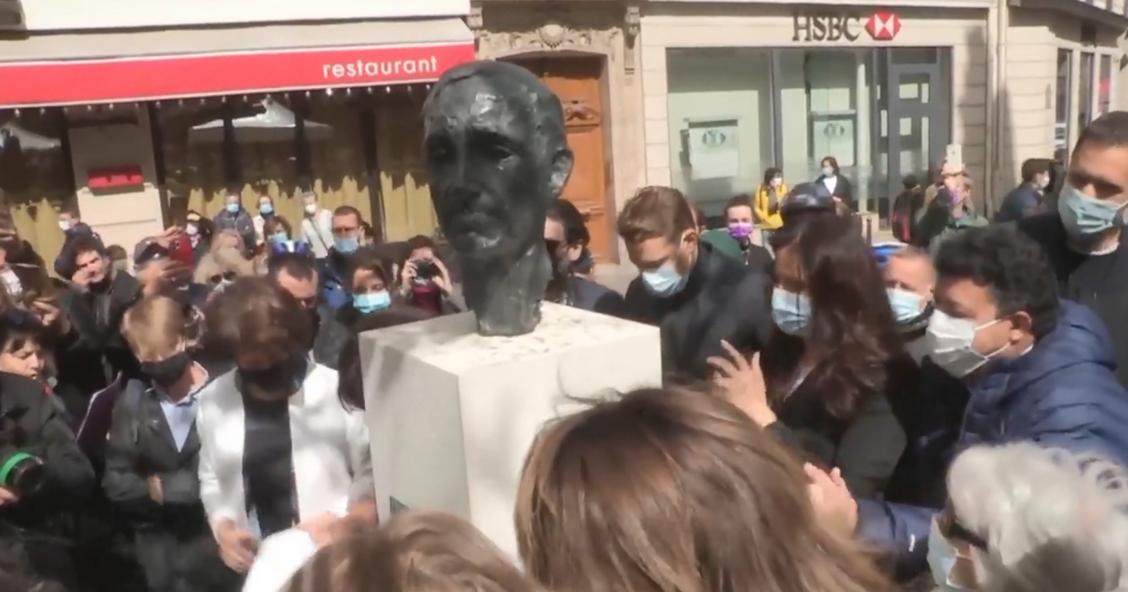 В Париже установлен бюст Шарля Азнавура