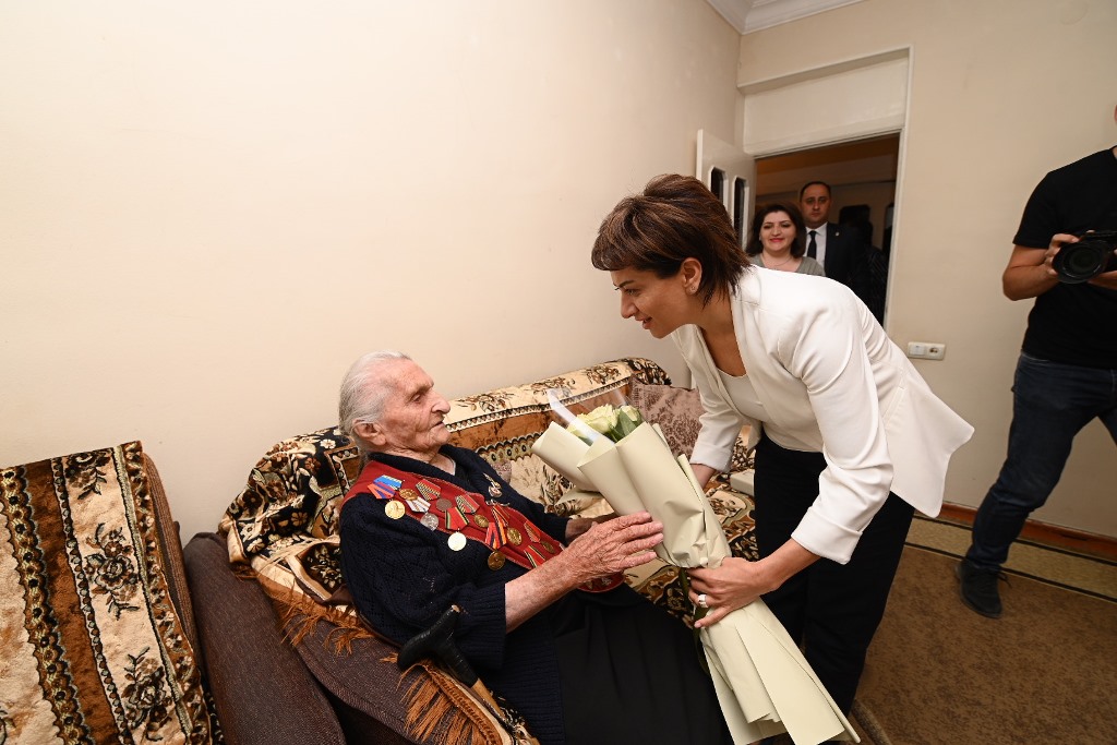 ՀՀ վարչապետի տիկին Աննա Հակոբյանն այցելել է Քաջարան համայնք և տեսակցել 100-ամյա Արշալույս տատին
