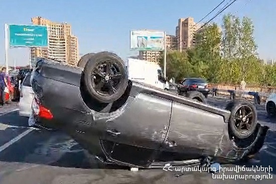 Խոշոր ավտովթար Երևանում, Դավիթաշենի կամրջի վրա. մեքենաներից մեկը կողաշրջվել է, մյուսը գլխիվայր է շրջվել