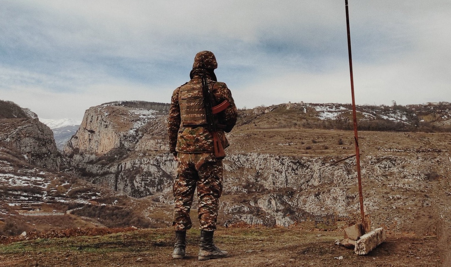 Արցախի ՊԲ-ն Twitter-ի իր միկրոբլոգում Շուշիի Հունոտի կիրճին նայող հայ զինվորի նոր լուսանկար է հրապարակել