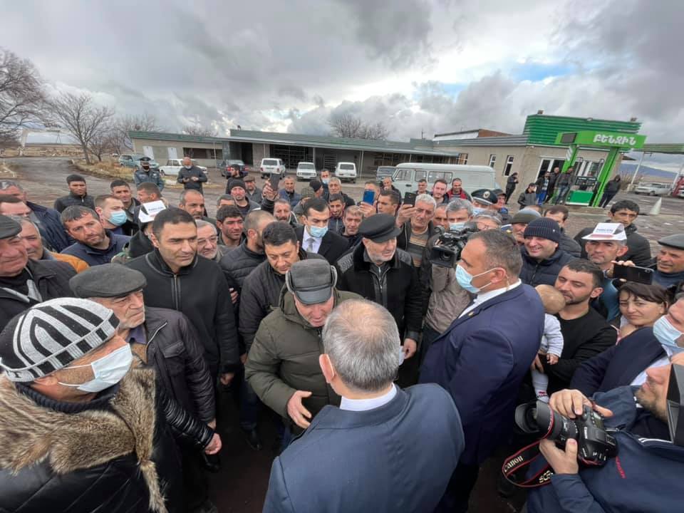 Գյումրիից Երևան վերադառնալիս չորս անգամ ժողովուրդը կանգնեցրեց ՀՀ Վարչապետի մեքենաների շարասյունը