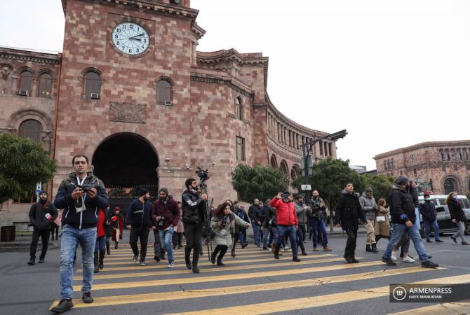 На площади Республики в Ереване начинается акция неповиновения оппозиции։ группа адвокатов направилась от здания Палаты адвокатов Армении к Национальному собранию