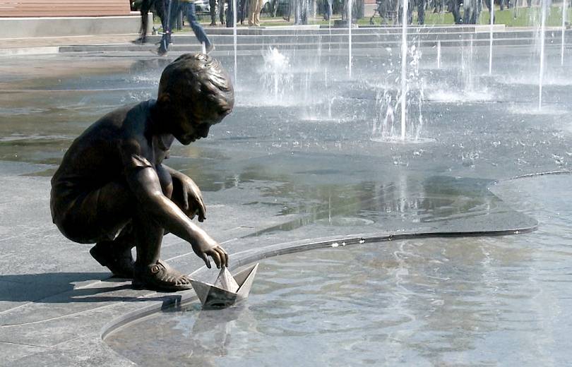 Из парка «2800-летия Еревана» украли бронзовую скульптуру мальчика с корабликом