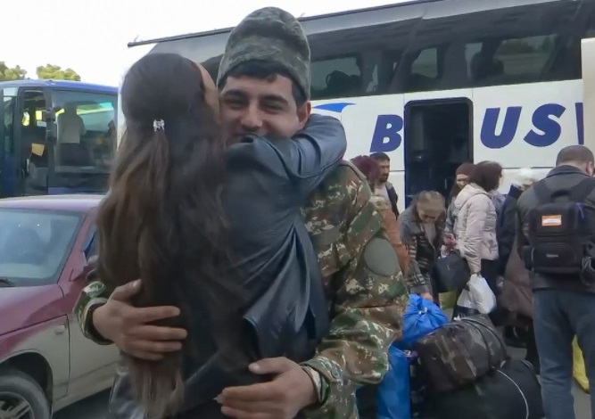 Очередная колонна беженцев прибыла в Степанакерт в сопровождении российских миротворцев․ ВИДЕО