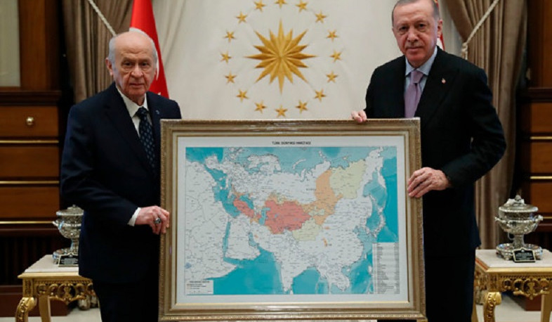 Էրդողանին նվիրել են «թյուրքական աշխարհի» քարտեզ, որն ընդգրկում է Ռուսաստանի և Իրանի տարածքի մի մասը