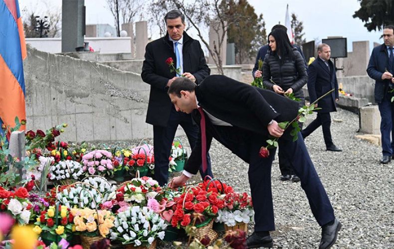 Հայաստանի և Արցախի ՄԻՊ-եր Արման Թաթոյանը և Գեղամ Ստեփանյանն այցելել են Ստեփանակերտի Եղբայրական գերեզման-հուշահամալիր