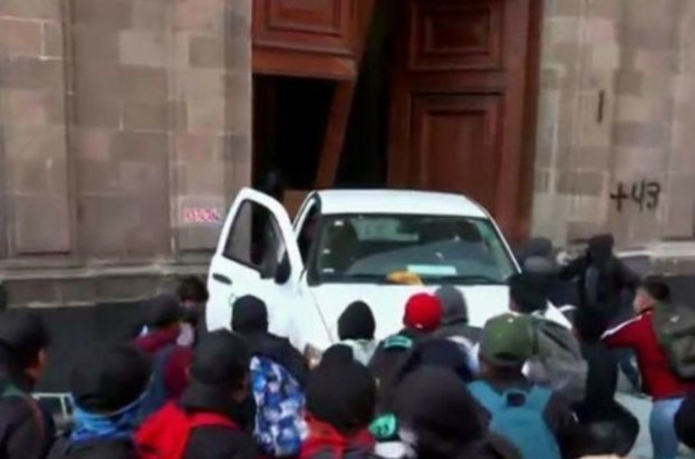 Մեքսիկայում ցուցարարները մեքենայով կոտրել են նախագահի նստավայրի դռները