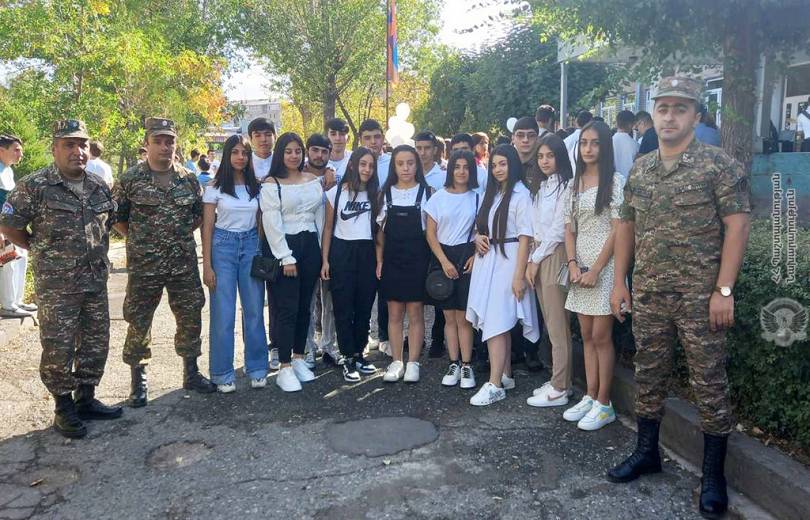 ՊՆ խաղաղապահ բրիգադի զինծառայողները Գիտելիքի օրն այցելել են զորամասին կցագրված դպրոցներ