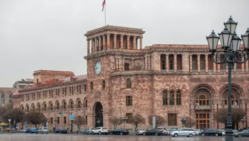 Երևանում օտարերկրյա քաղաքացին քարով հարվածել և կոտրել է ՀՀ Կառավարության մուտքի դռան ապակին