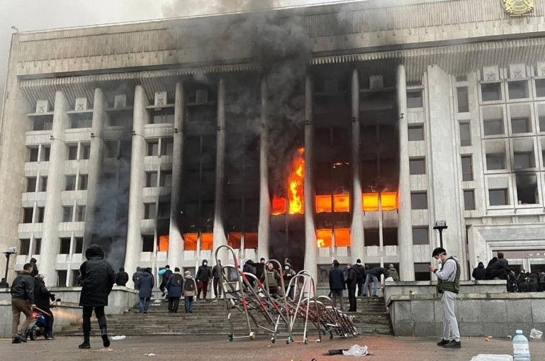 Գերլարված ներքաղաքական իրավիճակ Ղազախստանում. հրդեհվել է նախագահի նստավայրը. այրվում են քաղաքապետարանի շենքի բոլոր հարկերը, ցուցարարները սկսել են գրոհել զենքի խանութները