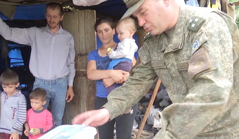 Российские миротворцы организовали передачу гуманитарной помощи беженцам и многодетным семьям отдаленных поселков Арцаха