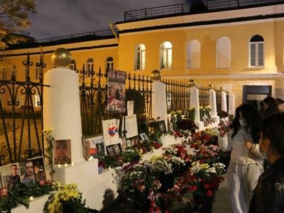 Thousands of flowers, photos of fallen Armenian soldiers placed outside embassy in Russia