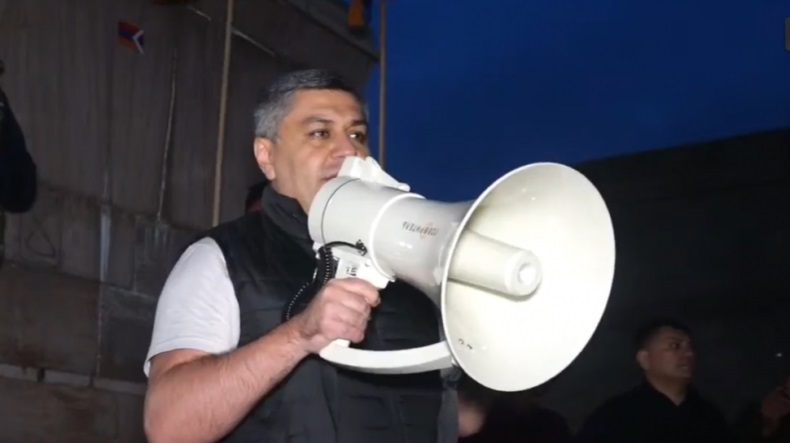 Երևանում բողոքի ակցիա իրականացնող Արթուր Վանեցյանը ներկայացրեց առաջիկա անելիքները