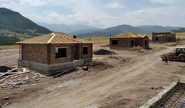 ԱՀ Ասկերանի շրջանի գյուղերից տեղահանված բնակիչների համար Աստղաշենի տարածքի նոր բնակավայրում կառուցվող առանձնատները տանիքապատվում են