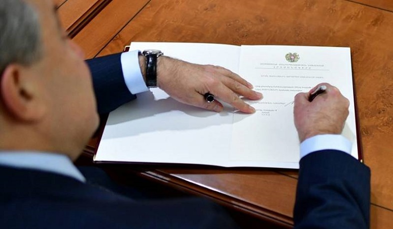 Նախագահ Արմեն Սարգսյանը հրամանագիր է ստորագրել Ժիրայր Պողոսյանին 1-ին բանակային կորպուսի հրամանատարի պաշտոնից ազատելու մասին