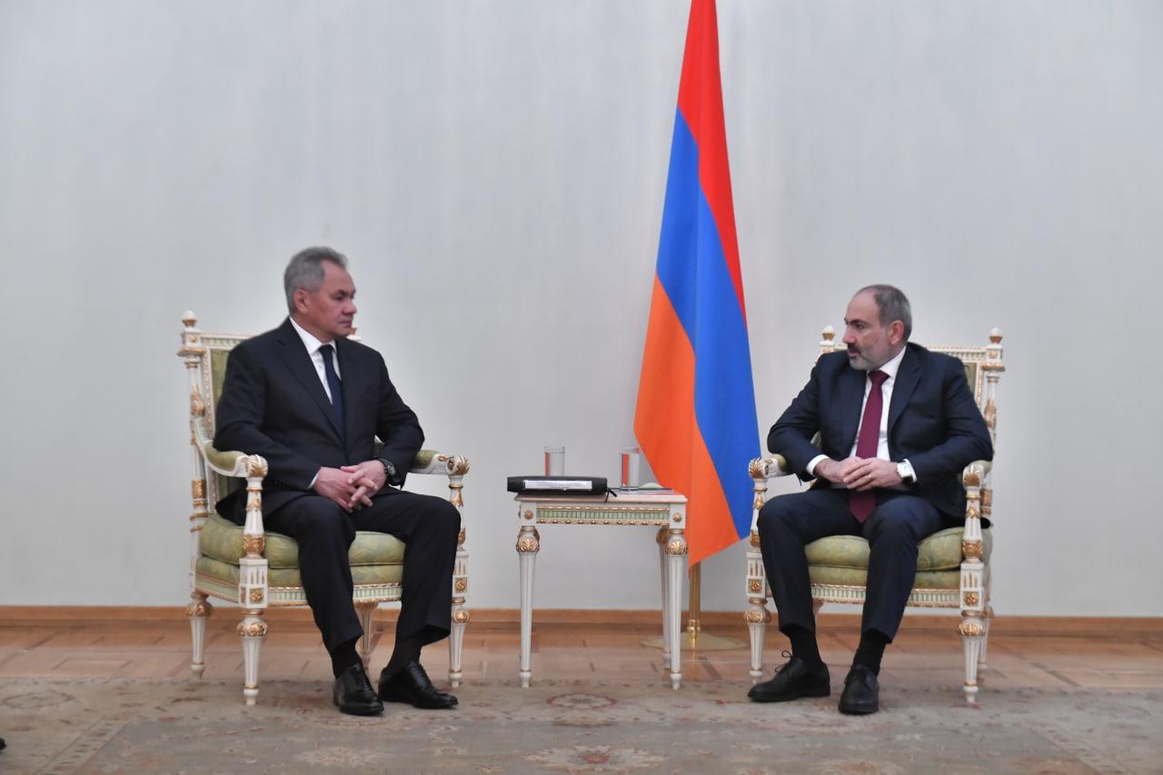 Премьер-министр Армении встретился с министром обороны России․ Видео
