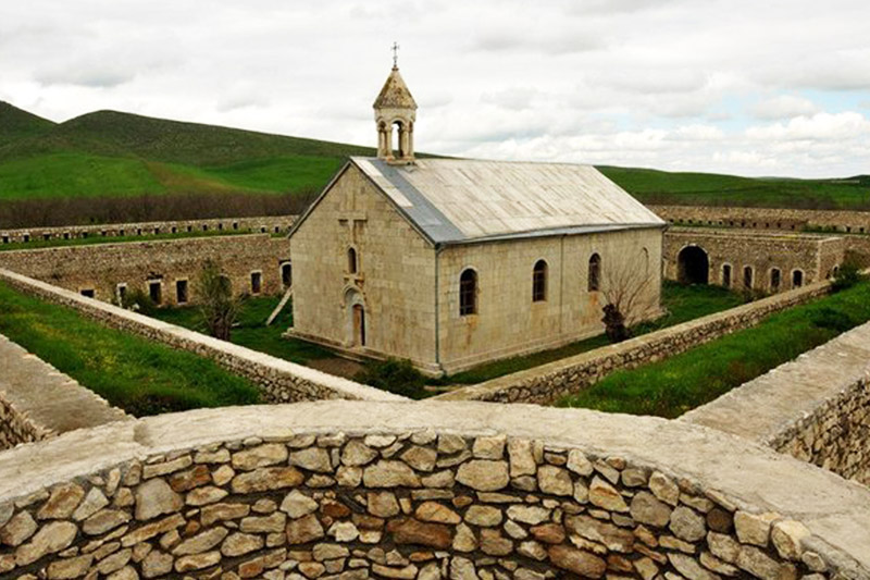 Армянские паломники в сопровождении миротворцев посетили монастырь Амарас