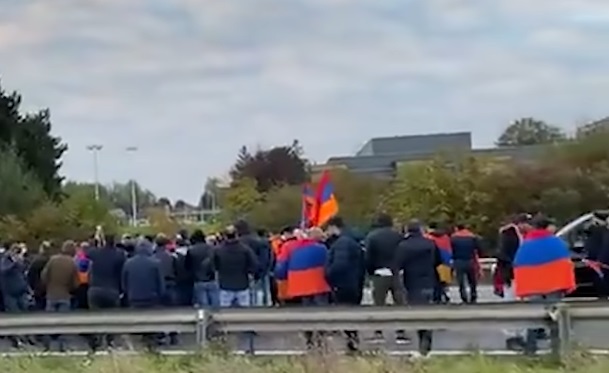 Армяне заблокировали границу между Францией и Бельгией
