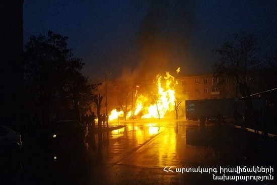 Երևանում ավտոմեքենան բախվել է գազատար խողովակին, հրդեհ է բռնկվել. ՏԵՍԱՆՅՈՒԹ