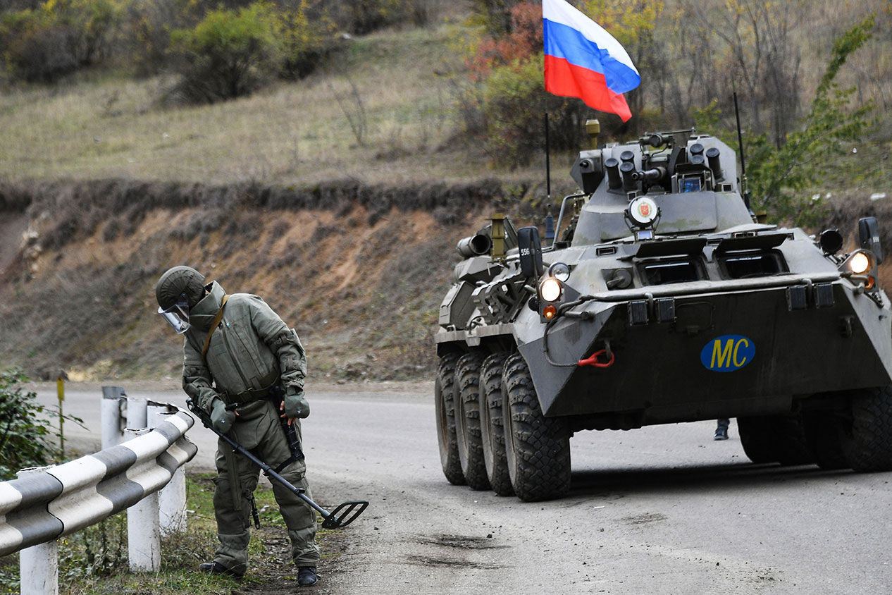 Российские миротворцы продолжают разминирование окраин города Степанакерт