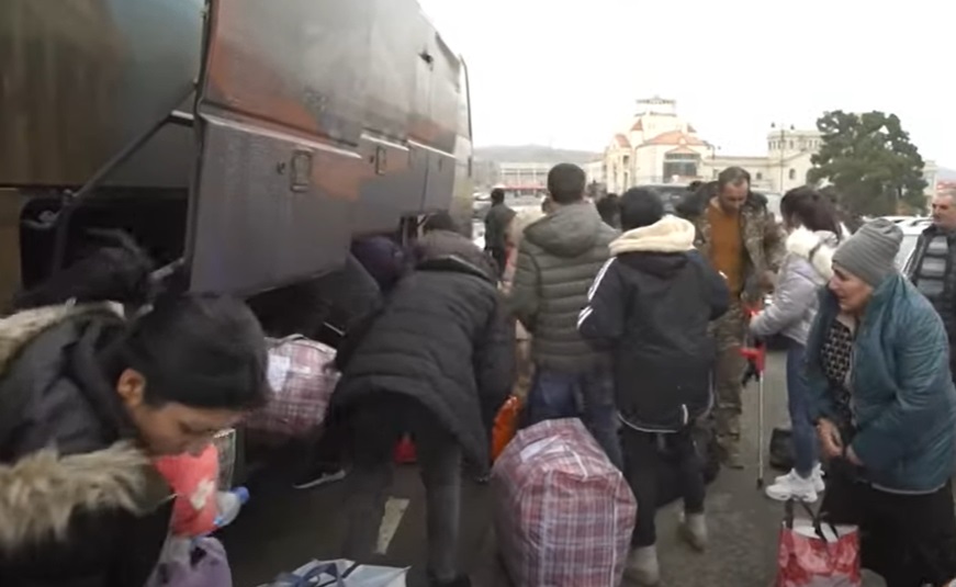 Прибытие беженцев из Нагорного Карабаха в Степанакерт