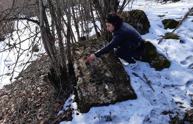 Ստեփանակերտի շրջակա անտառապատ տարածքներում 12-րդ դարի դեռևս անհայտ խաչքարեր են հայտնաբերվել