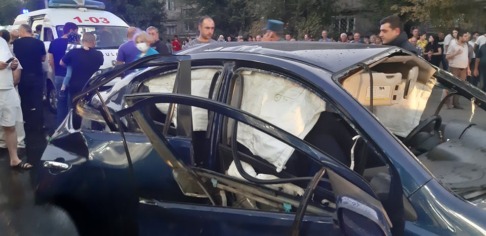 Ընթացքի ժամանակ պայթել է Nisan մակնիշի մեքենայի գազի բալոնը, տուժածներին առաջին օգնություն է ցուցաբերվել (լուսանկարներ)
