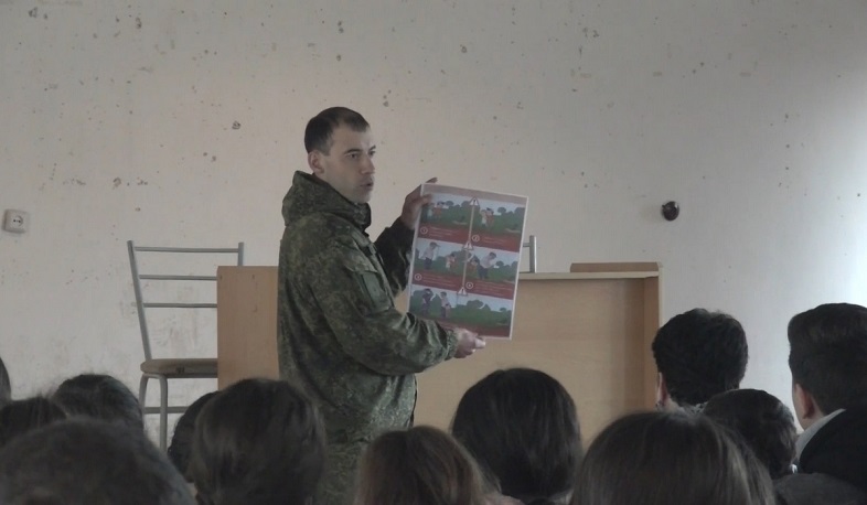 Российские миротворцы вручили канцтовары ученикам школы в городе Мардакерт