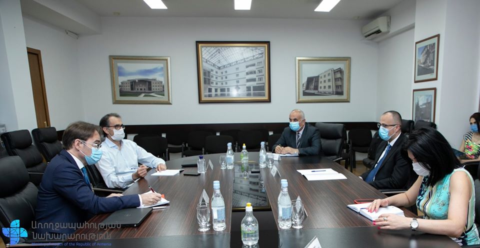 Առողջապահության նախարար Արսեն Թորոսյանը հանդիպել է Առողջապահության համաշխարհային կազմակերպության (ԱՀԿ) հայաստանյան գրասենյակի ղեկավար Եգոր Զայցևին և ԱՀԿ Եվրոպական տարածաշրջանային տնօրենի հատուկ խորհրդական ու Լատվիայում ԱՀԿ ներկայացուցիչ Միշել Թիերենին, ով գլխավորում է Հայաստան ժամանած առաքելությունը: 