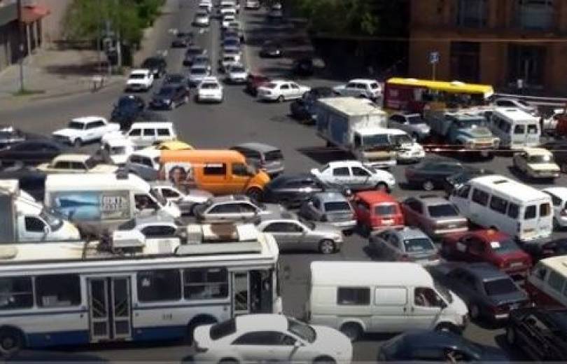 Վթար, մեքենայի խափանում, աշխատանքի ավարտ. խոշոր խցանումներ Երևանում