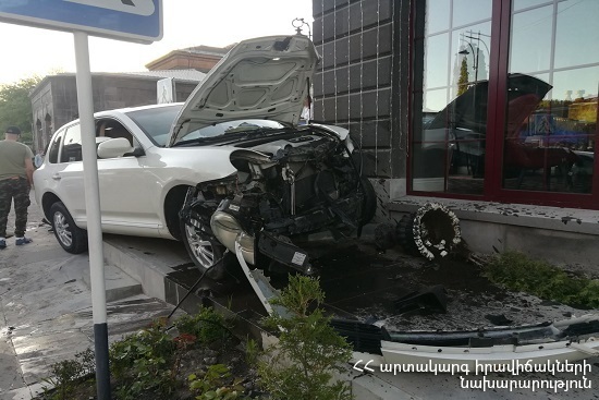 Գյումրի քաղաքի Շիրազի փողոցում՝ «Ֆլորենս» ռեստորանային համալիրի մոտակայքում, տեղի է ունեցել ՃՏՊ. բախվել են ավտոմեքենաներ: