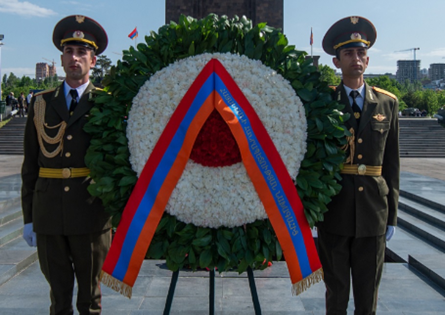 Հանրապետության նախագաh Արմեն Սարգսյանի անունից ծաղկեպսակ է դրվել Անհայտ զինվորի հուշակոթողի մոտ
