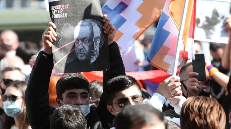 «Լռում եք, ուրեմն հանցակից եք»․ բողոքի ակցիաներ ՀՀ–ում՝ դեսպանատների առաջ