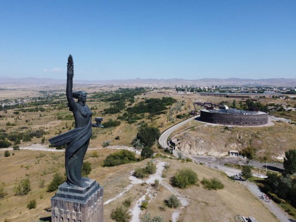 Բաց կրծքով կնոջ արձանը՝ Գյումրիի «Մայր Հայաստանը». խորհրդավոր արձանի թաքնված գաղափարը