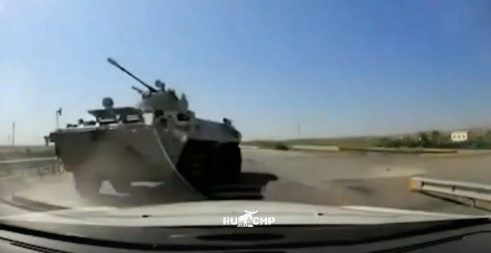 Ադրբեջանական բանակի զրահամեքենան Եվլախում վրաերթի է ենթարկում հեռվում կայանված Նիվային․ ՏԵՍԱՆՅՈՒԹ