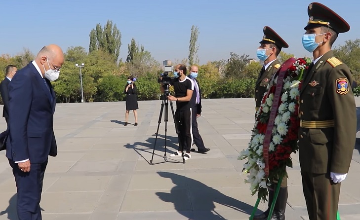 Глава МИД Греции посетил Цицернакаберт и воздал дань уважения памяти жертв Геноцида армян