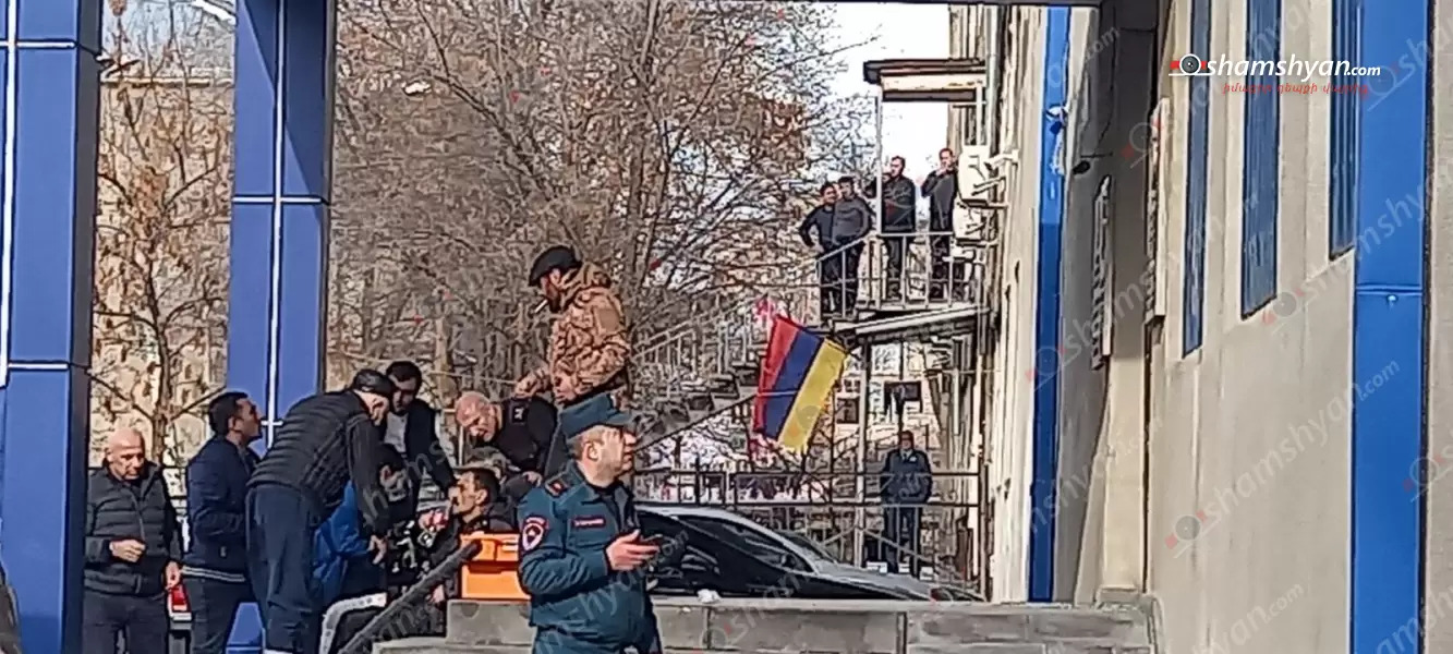 ՀՐԱՏԱՊ. Երևանում․ ոստիկանության Նոր Նորքի բաժնի մոտ պայթյուն է հնչել․ 2 քաղաքացի նռնակով զինված սպառնում են այն պայթեցնել․ կա վիրավոր. ՏԵՍԱՆՅՈՒԹ. ՈՒՂԻՂ
