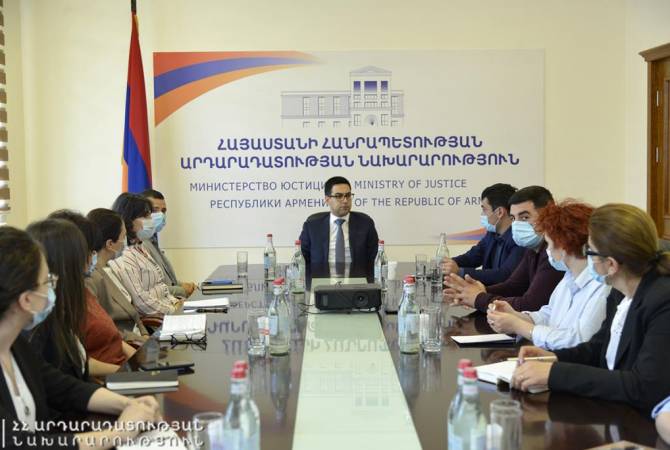 Министр юстиции Армении принял сотрудников государственных органов Арцаха