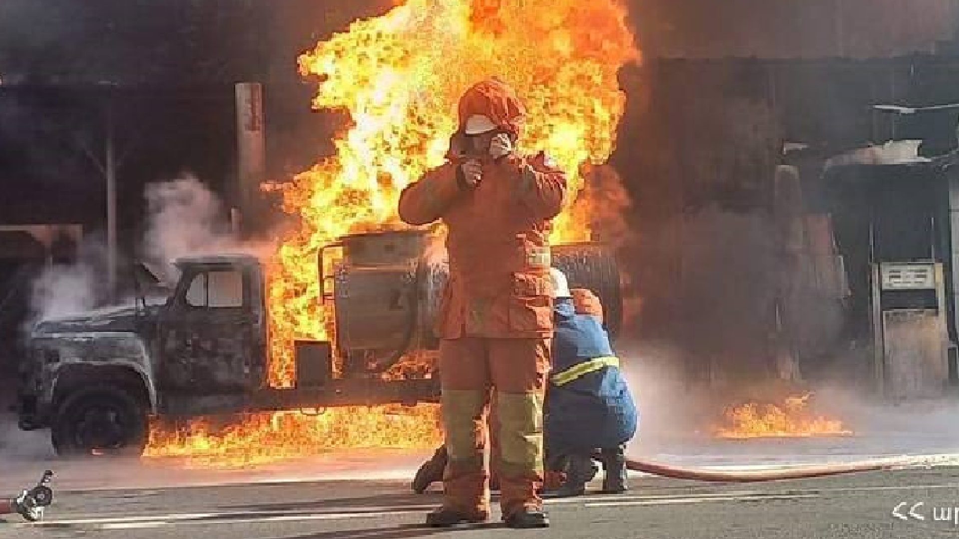 Երևանի Արցախի փողոցում մեքենա է այրվում․ «1 ԲԻՍ» կանչ է հայտարարվել. ԼՈՒՍԱՆԿԱՐՆԵՐ