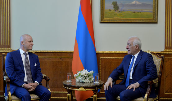 Նախագահ Վահագն Խաչատուրյանն ընդունել է հայ-կանադական «ԱԳԱՊԵ» ընկերության հիմնադիր ղեկավար Գրեմ Ջոնսոնին