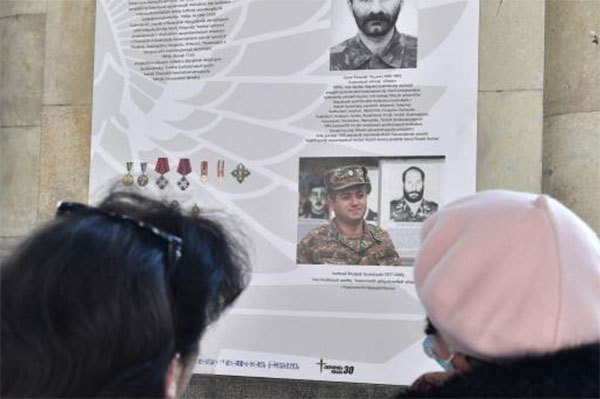 Հրապարակում ցուցադրվել են ՀՀ ազգային բանակի կայացման հիմքում կարևոր նշանակություն ունեցած գործիչների, նրանց իրերի լուսանկարները