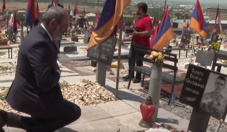 Никол Пашинян в Ераблуре почтил память героев Арцахской войны