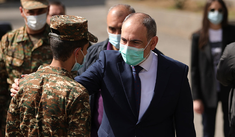 PM Pashinyan visits troops at Syunik military base
