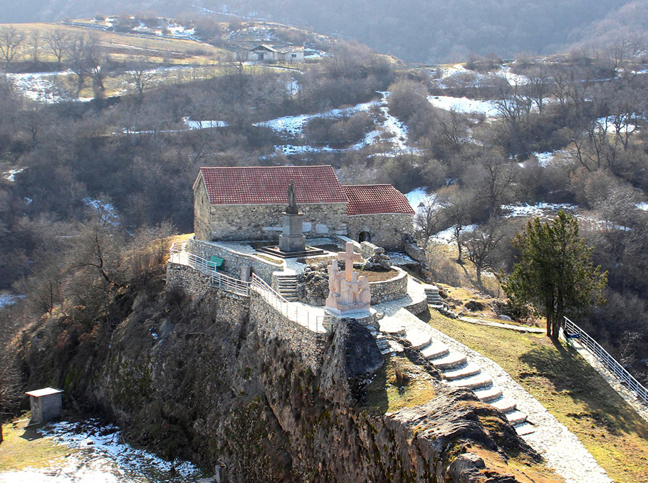 Զախարովան մեկնաբանել է հուշարձանի պղծումը Ավետարանոց գյուղում