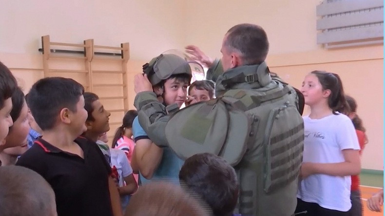 Российские миротворцы провели интерактивный урок в средней школе Мартунинского района