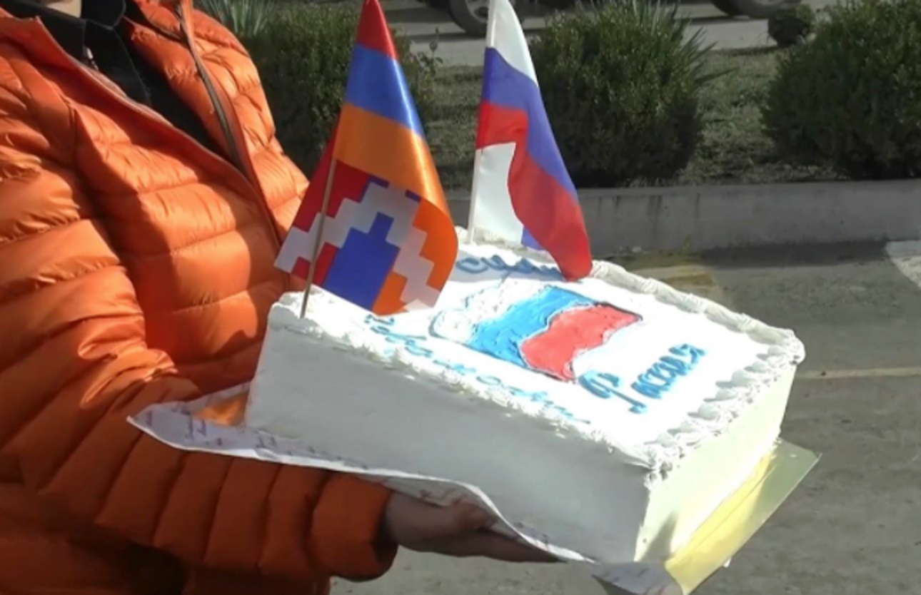 Жители Степанакерта поблагодарили российских миротворцев