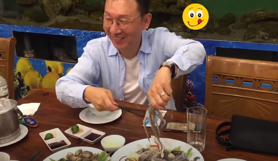 Վիետնամում ասես կորոնավիրուսի մասին չեն էլ լսել՝ ռեստորանում ուտում են կենդանի ութոտնուկ․ ՏԵՍԱՆՅՈՒԹ