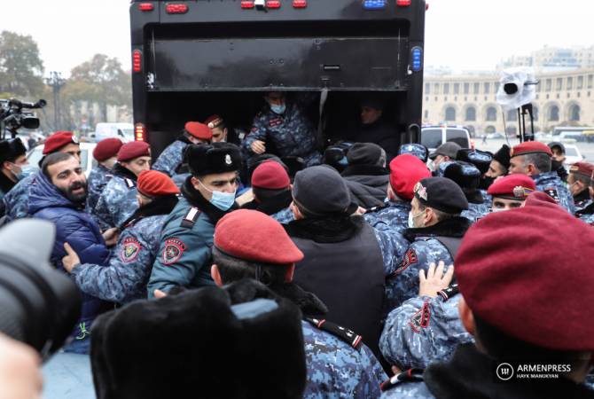 Երևանում մեկ ոստիկան և ցուցարար տեղափոխվել են հիվանդանոց. 37 մասնակից բերվել է ոստիկանության բաժիններ