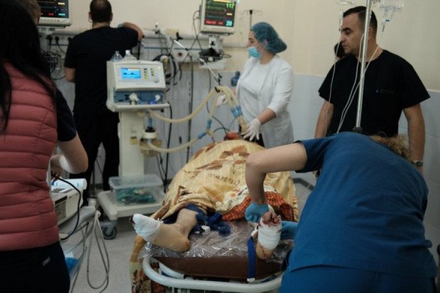 Работающие под обстрелом врачи: Анна Нагдалян опубликовала фотографии из больниц Арцаха