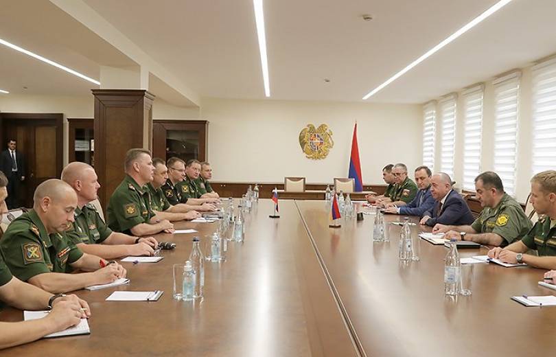 Minister Karapetyan receives Russian defense ministry’s military specialists to hold talks